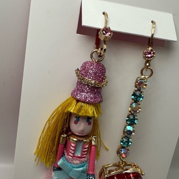 🔹️Betsey Johnson 🔹️Nutcracker Heart Mismatch Pink Earrings NWT - Picture 3 of 4